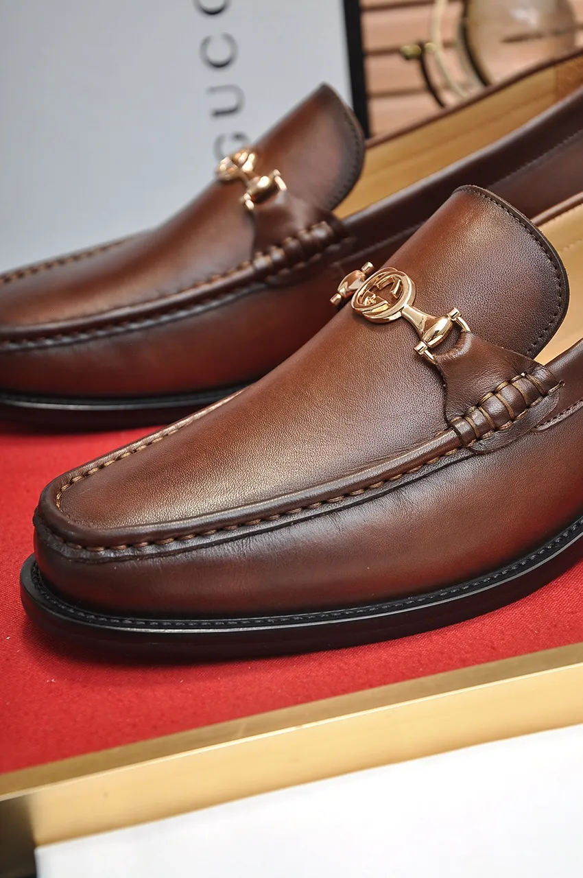 Men's shoes💰560💶Italy's top luxury men's shoe giant (GUCCI) (Gucci) (full cowhide lining) new arrival🍃Original European style🔰 Pleasant to the eye😍In order to make the shoes more durable and non-deformable🌀The production continues to follow traditional methods but there is still no lack of innovation💪Choose original sheepskin for the leather♻️ Smooth and natural And extra bright ⭐Made of imported cowhide, the first choice of rich people 38-45 (45 customized)